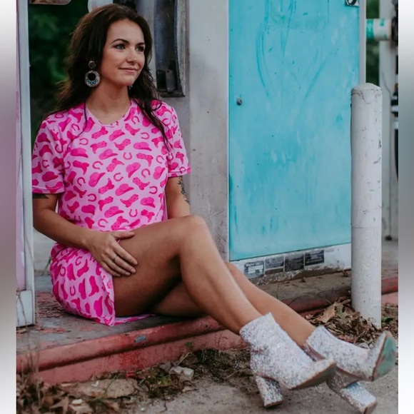 Merigold Kiss Dresses & Skirts - NWT Merigold Kiss western mesh pink dress